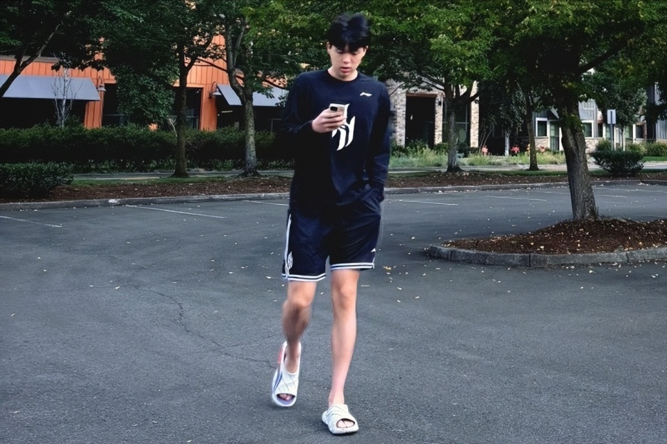 y报道, 发神威的以, 除了私下的