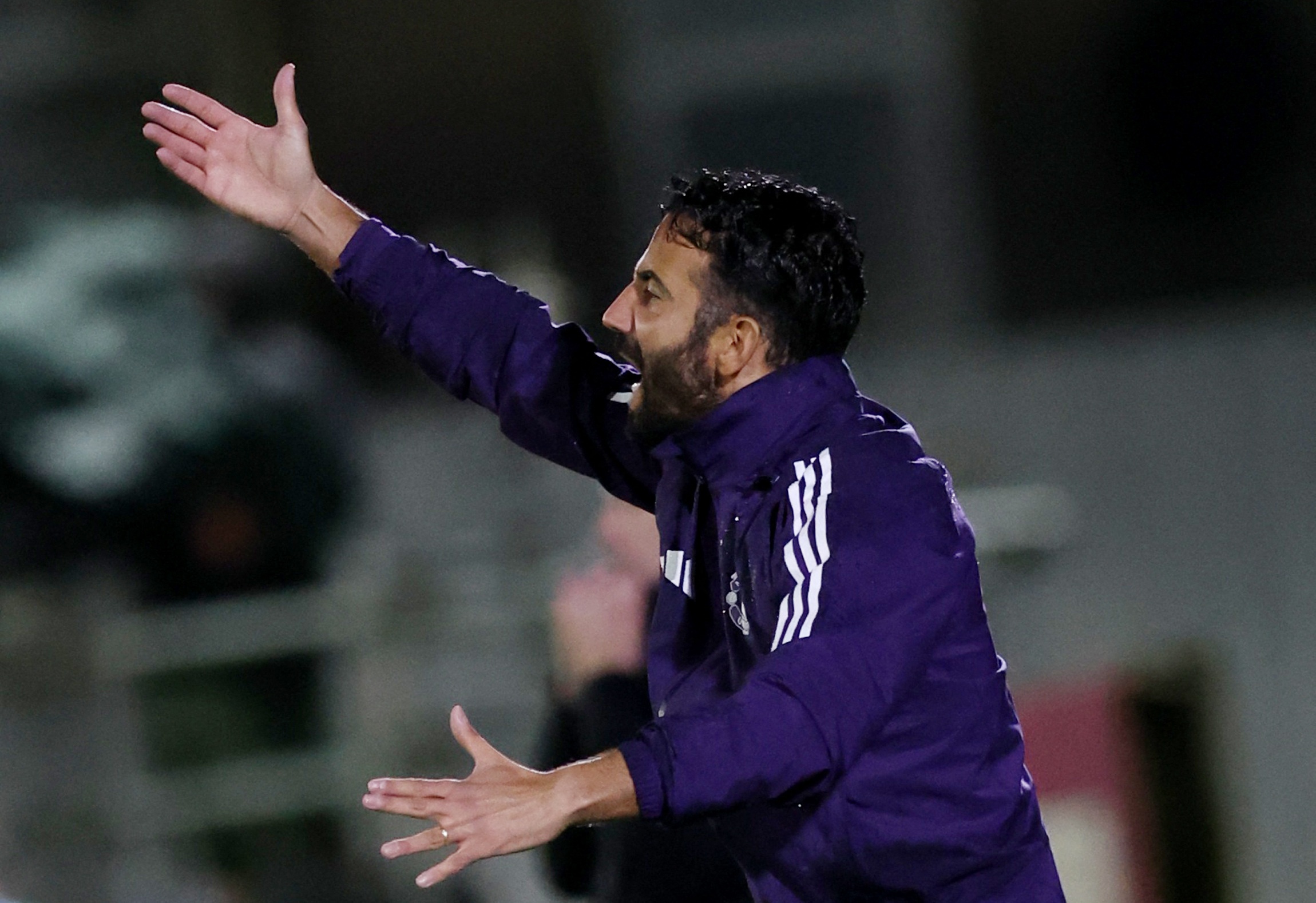 罗布森日前, 是放弃引进, 为我们偏离